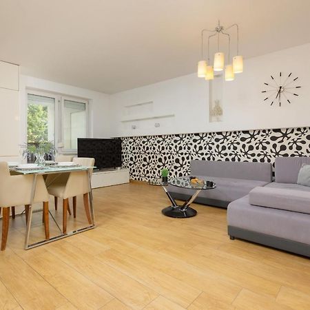Metro Targowek Spacious Apartment With Parking By Noclegi Renters Varşovia Exterior foto